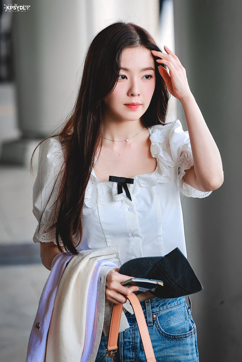 240510 Red Velvet Irene at Gimpo International Airport documents 4