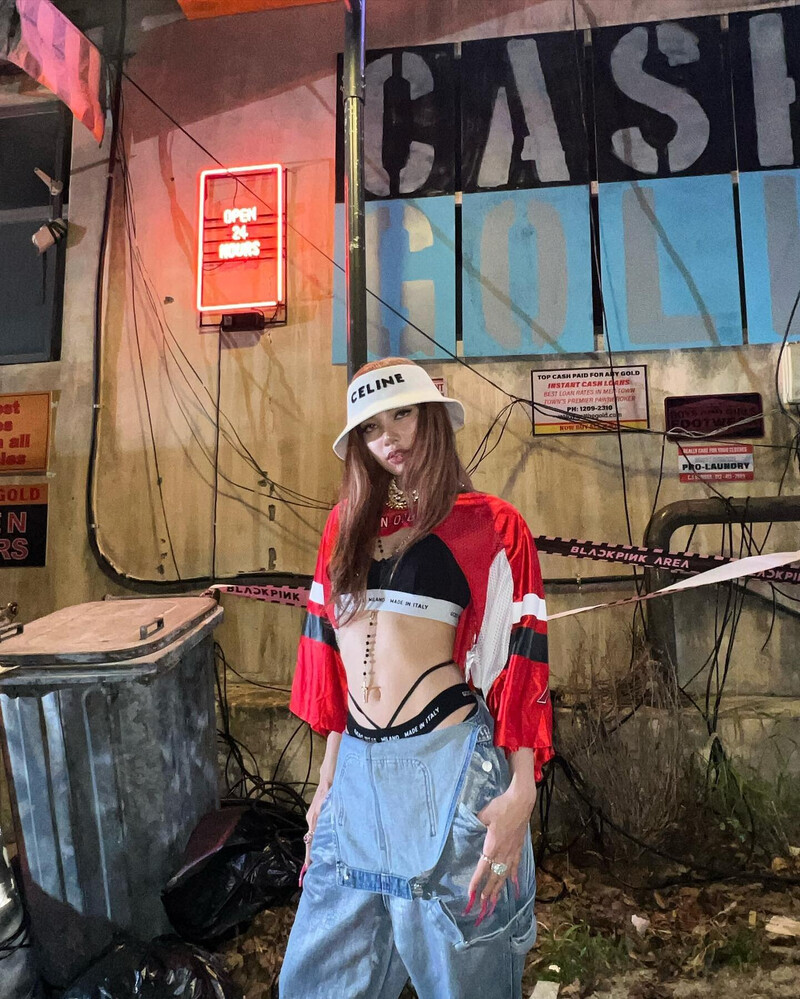 220825 BLACKPINK Lisa Instagram Update documents 3