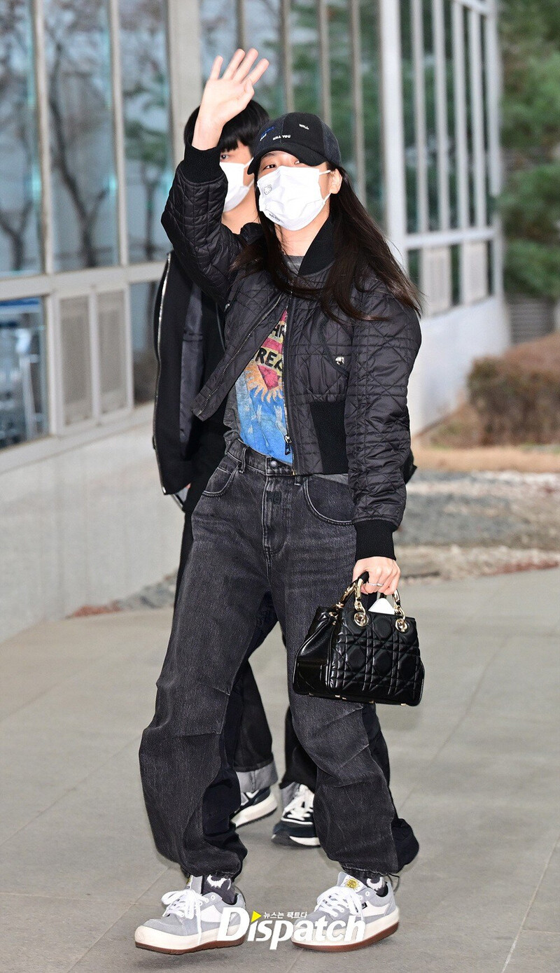 230310 BLACKPINK Jisoo at Gimpo International Airport documents 2