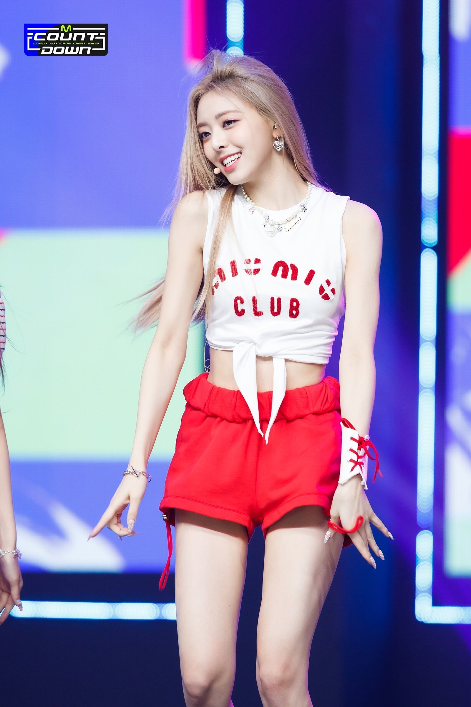 220728 ITZY Yuna - 'SNEAKERS' at M Countdown | kpopping
