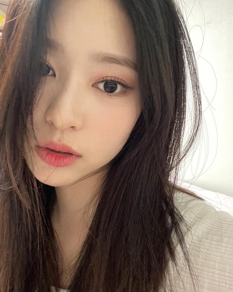 210624 Kim Minju Instagram update documents 1