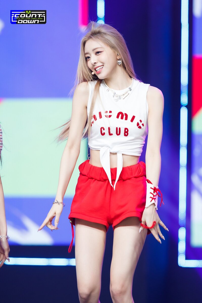 220728 ITZY Yuna - 'SNEAKERS' at M Countdown documents 2