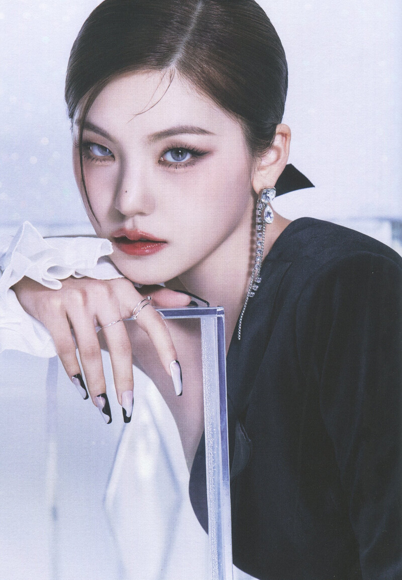 ITZY 'CHECKMATE' Album Scans (Yeji ver.) | kpopping