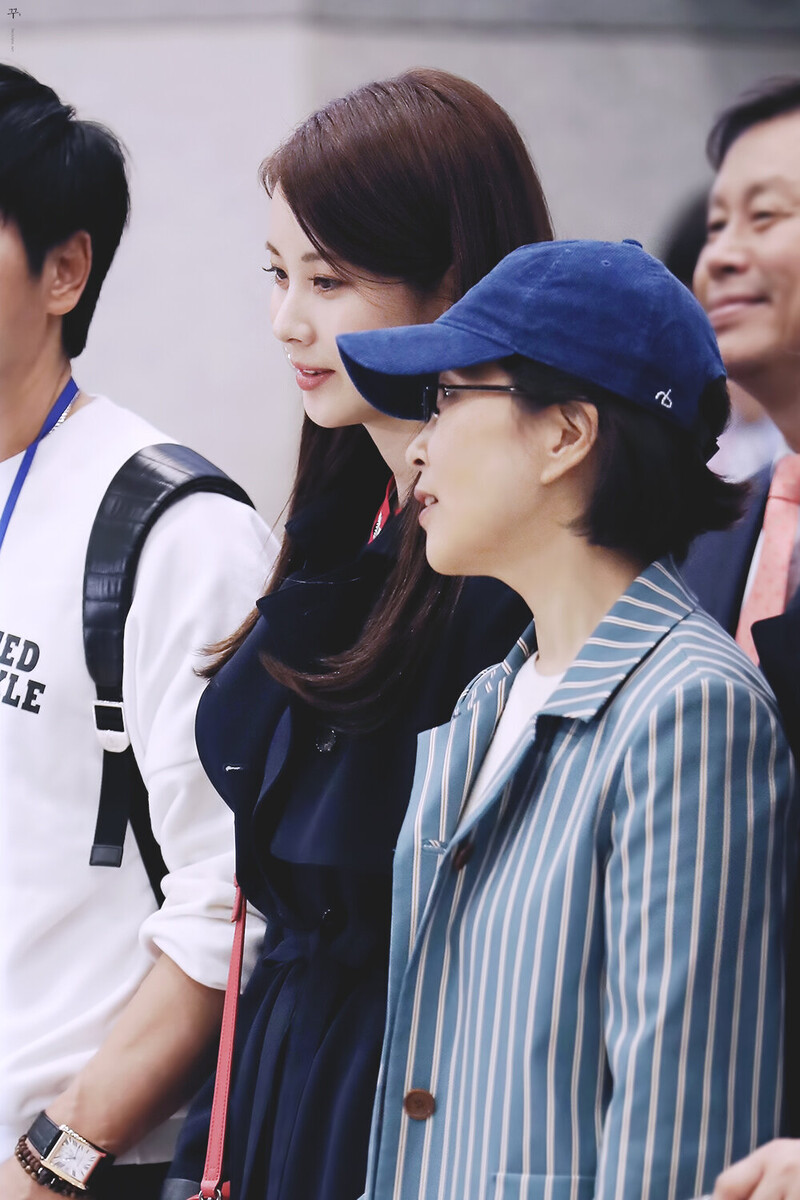 180404 Girls' Generation Seohyun at Incheon Airport documents 5