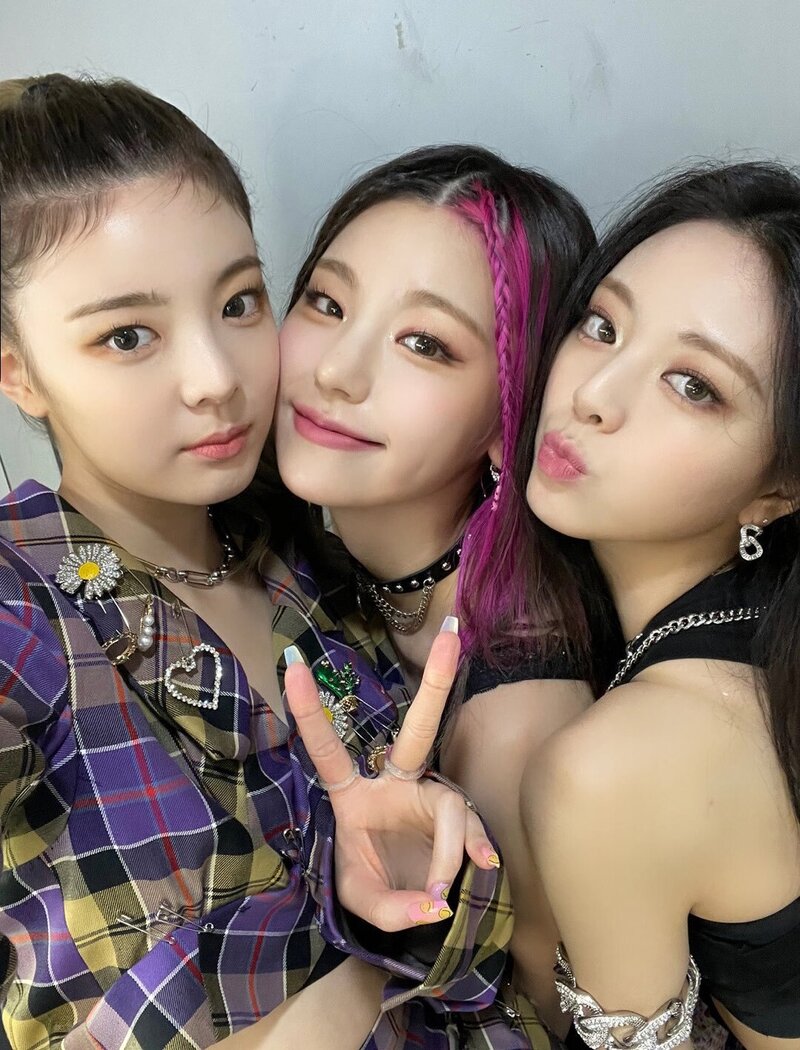 210926 ITZY Twitter Update at Inkigayo documents 3