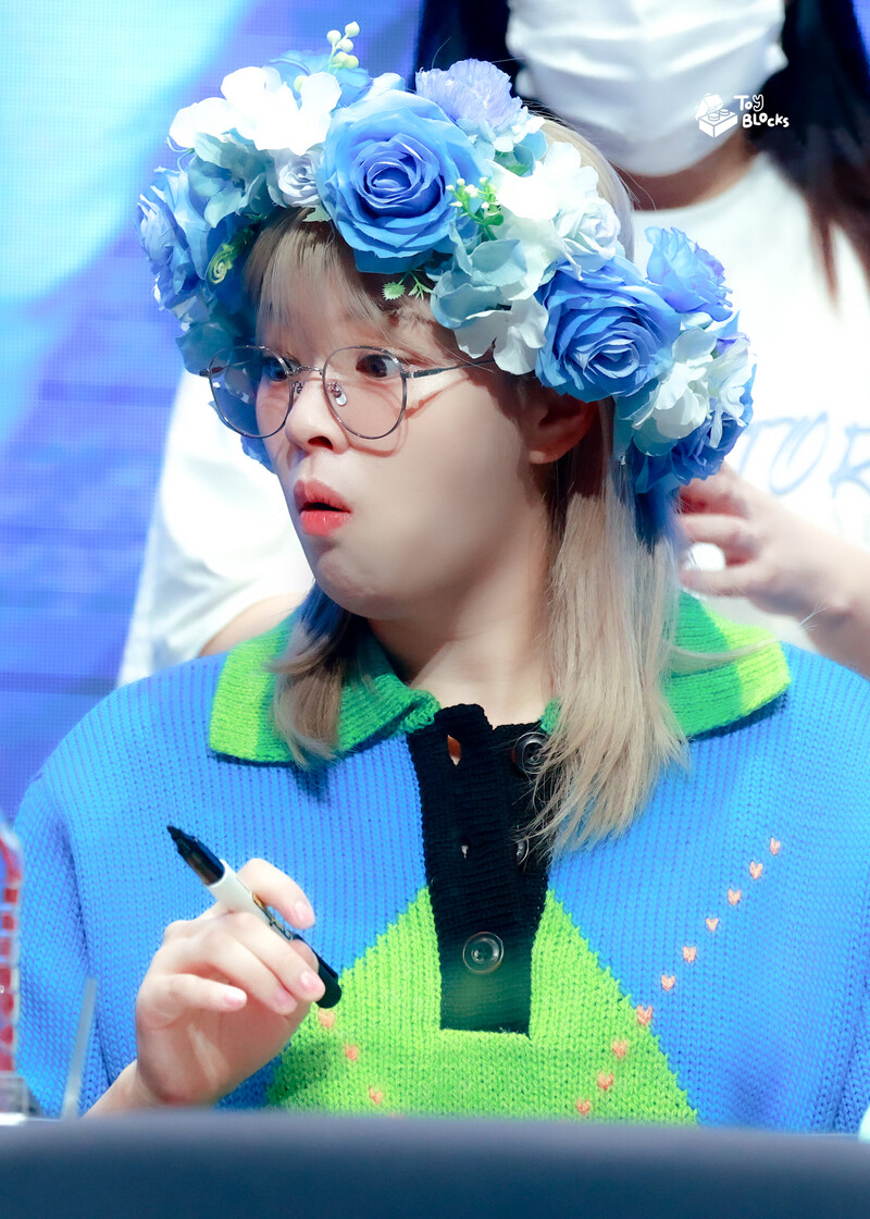 220907 TWICE Jeongyeon documents 3