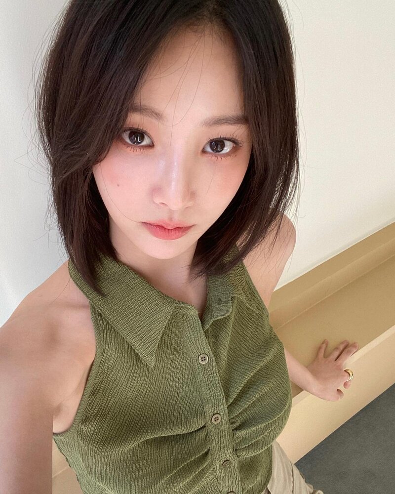 230319 Yeonwoo Instagram Update documents 1