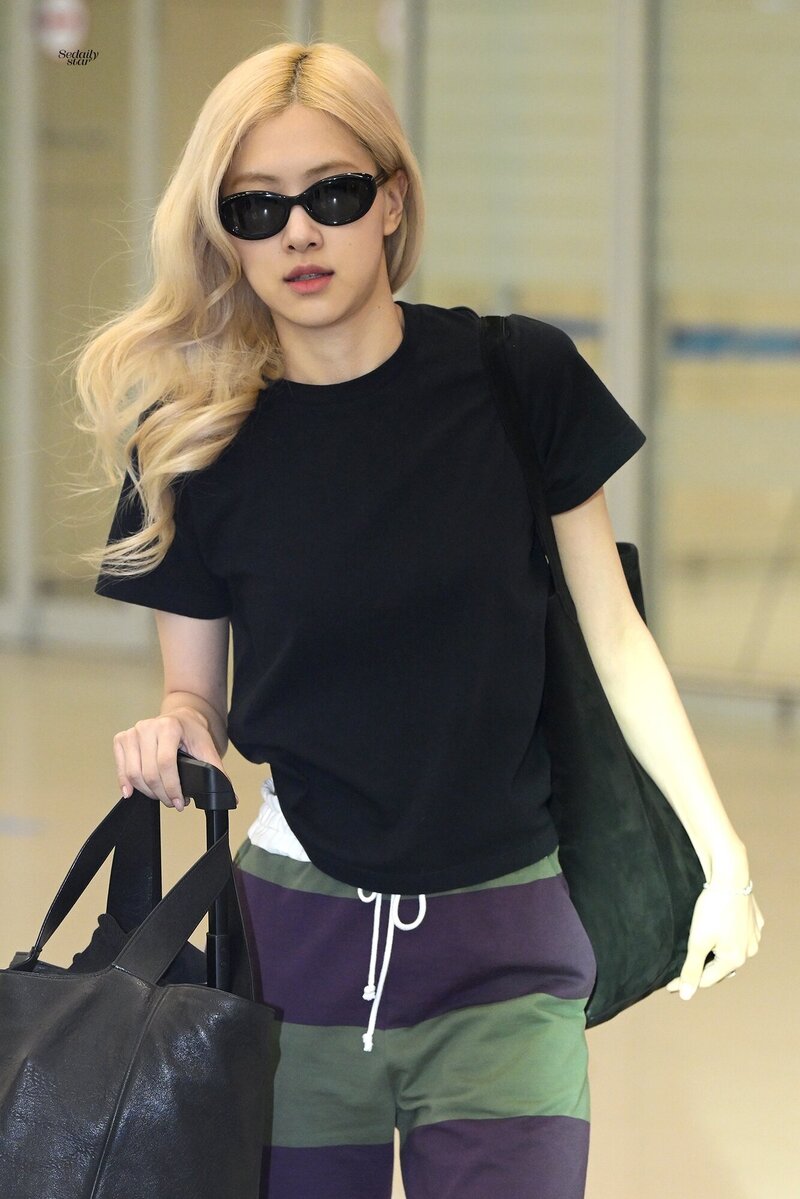 240510 ROSÉ AT INCHEON INTERNATIONAL AIRPORT documents 1