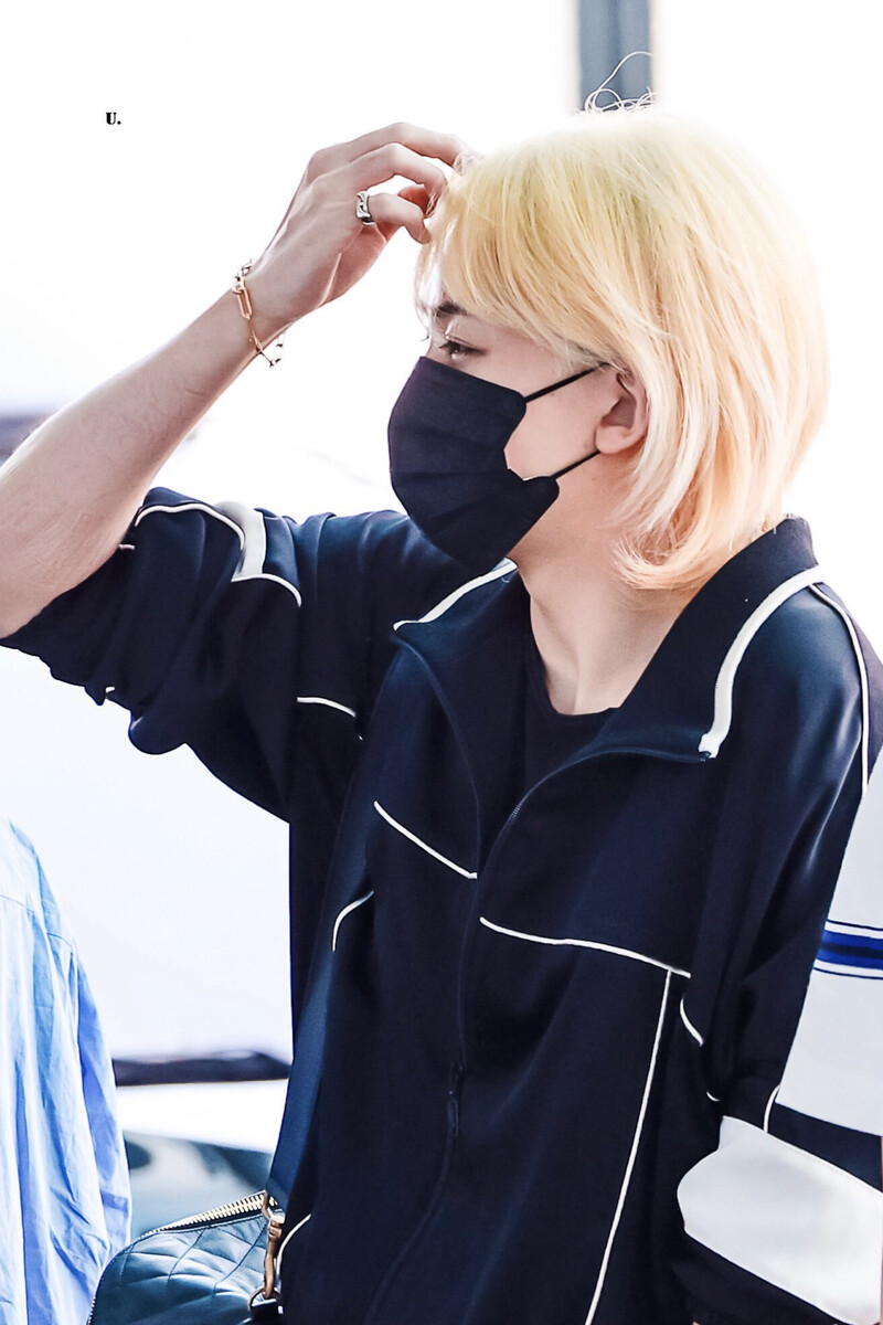 240625 SEVENTEEN Jeonghan at Incheon International Airport documents 15