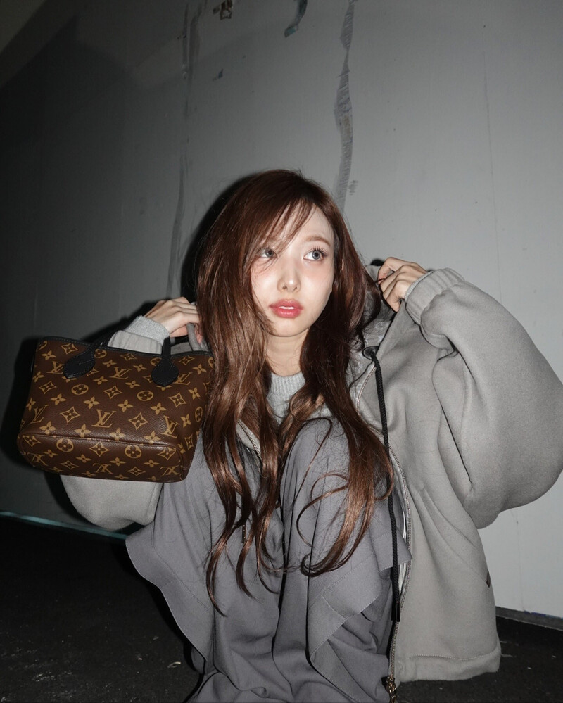 241012 - NAYEON Instagram Update documents 1