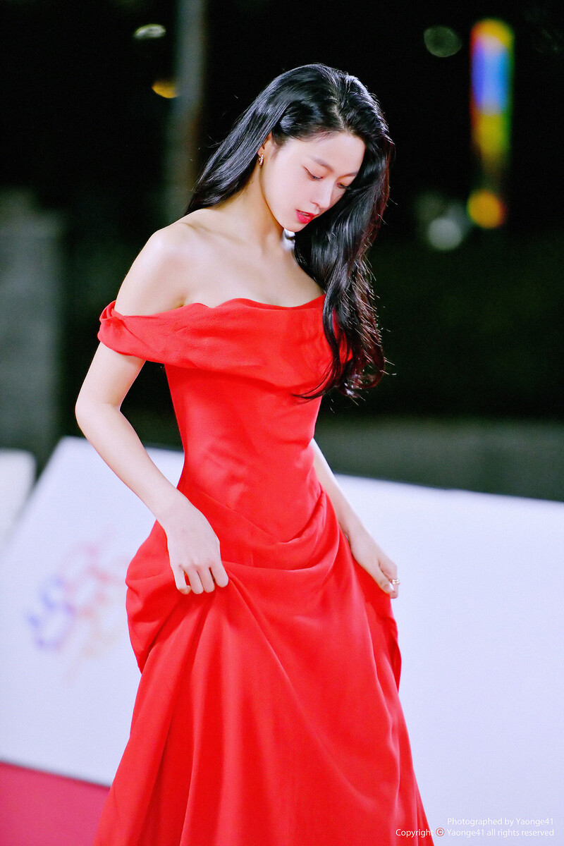 211126 Seolhyun at 42nd Blue Dragon Film Awards Red Carpet documents 4