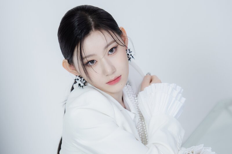 ITZY Chaeryeong - 'CHECKMATE' Jacket Behind documents 4