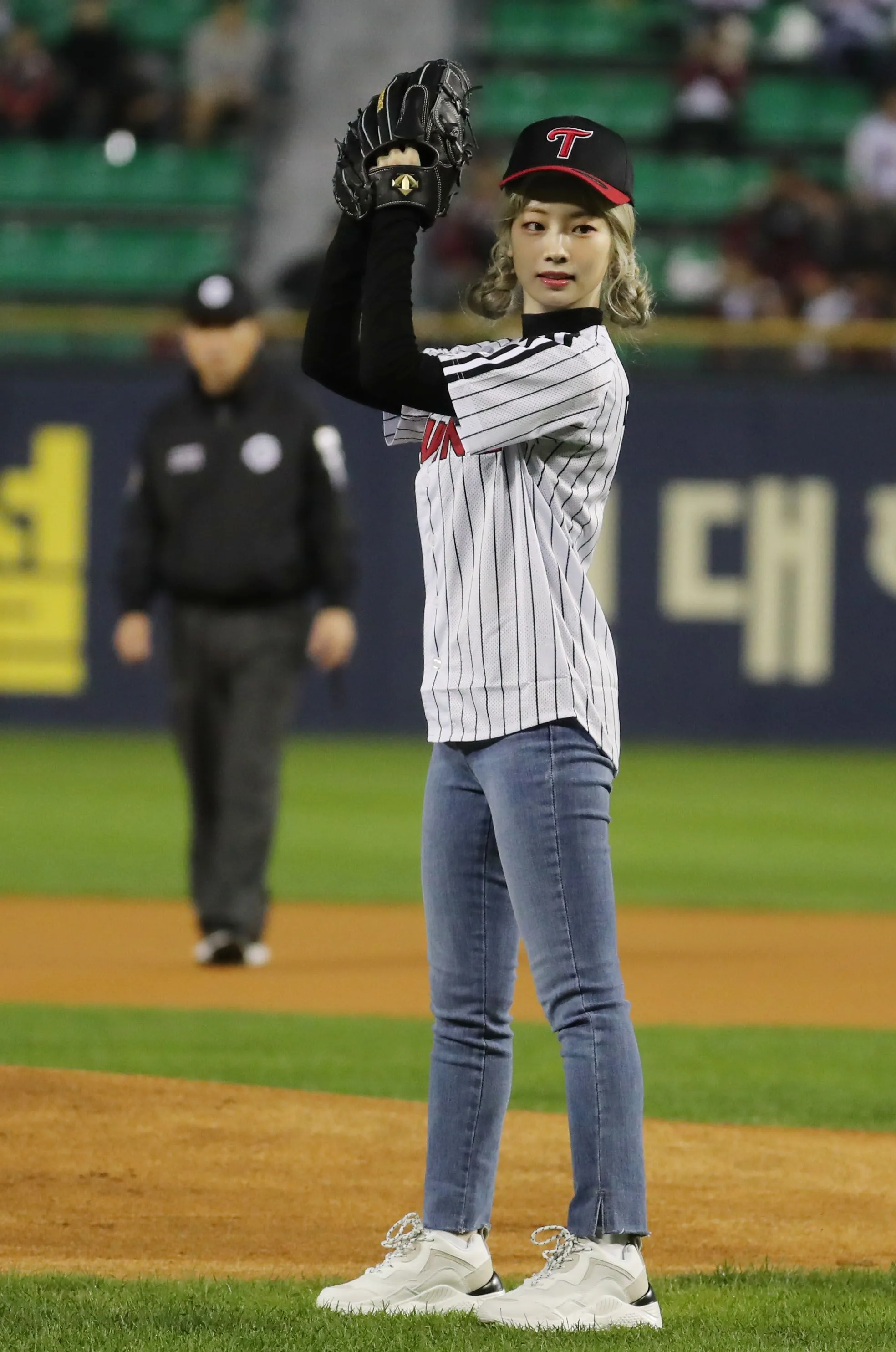 First Pitch at LG Twins game - Dahyun (TWICE) photo (43044154