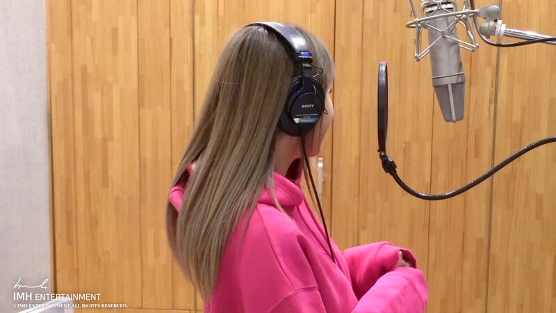 200413 IMH Entertainment Naver Update - Hong Jin Young's "Love Is Like A Petal" Recording Behind documents 4