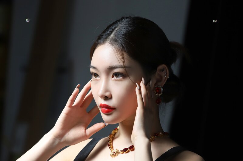 210526 MNH Naver Post - Chungha's Harpers Bazaar May Issue Photoshoot Behind documents 21
