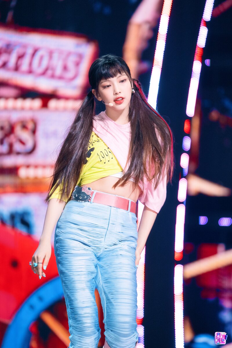 220821 NewJeans Hyein - 'Attention' at Inkigayo documents 20