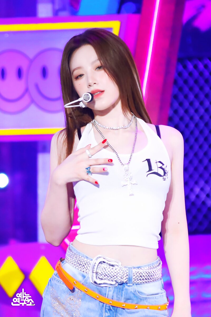 230520 (G)I-DLE Shuhua 'Queencard' at Music Core documents 2