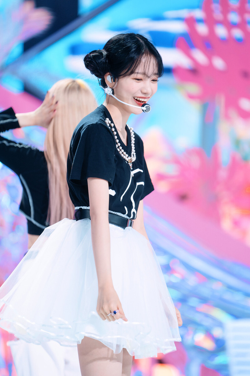 220605 Jo Yuri - 'Love Shhh!' at Inkigayo documents 27