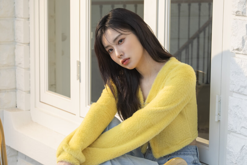 220402 8D Naver Post - Kang Hyewon - ELLE Photoshoot Behind documents 11