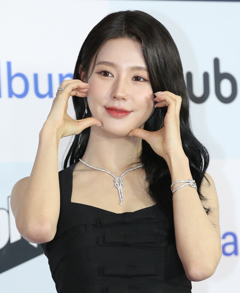 230218 (G)I-DLE Miyeon - 'Circle Chart Music Awards 2022' Red Carpet documents 4