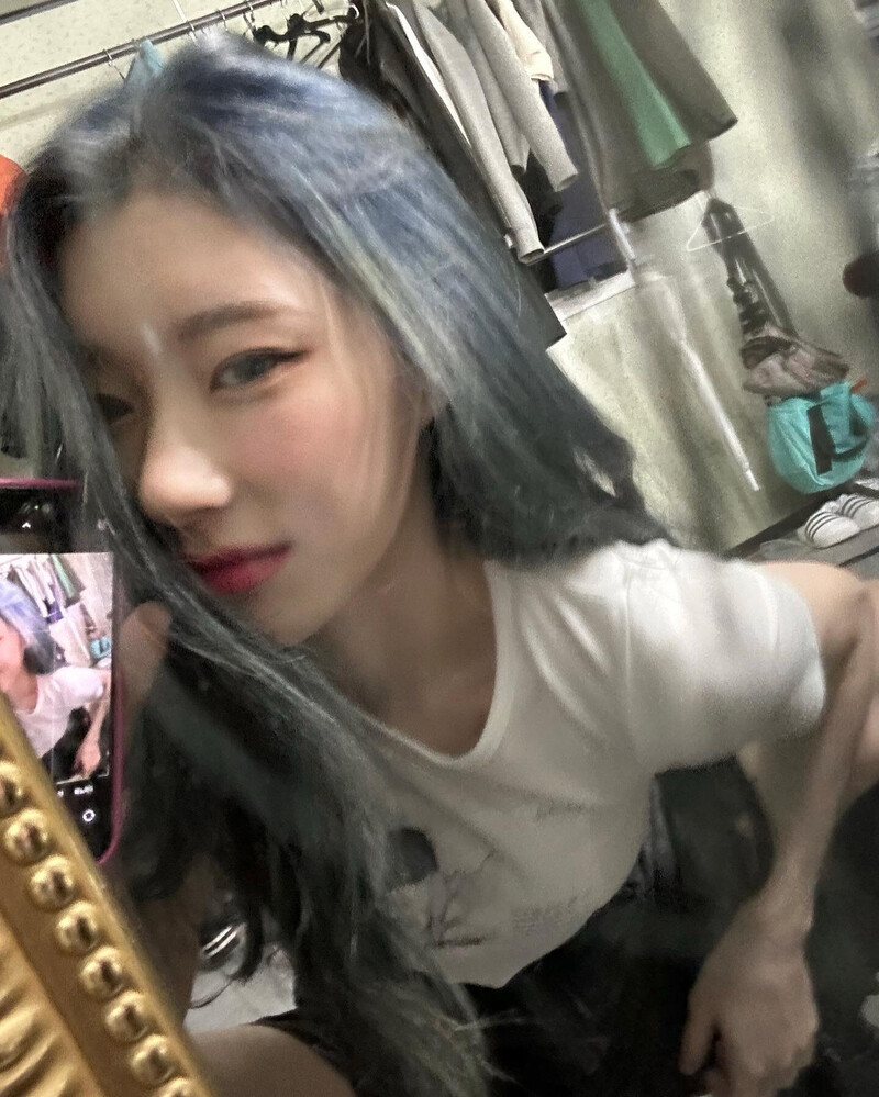 230426 - ITZY Chaeryeong Instagram Update documents 5