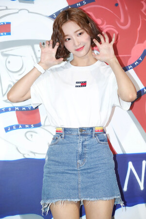 190425 MOMOLAND Yeonwoo at the opening event of TOMMY JEANS SEOUL