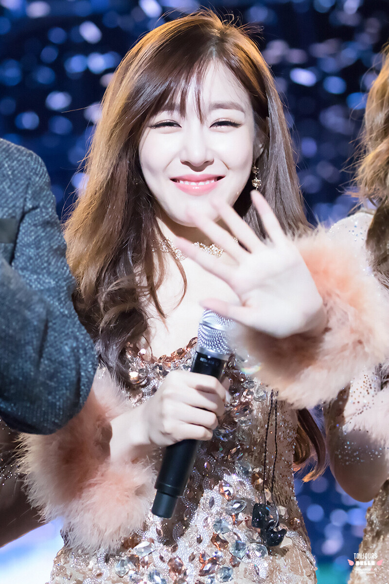 161008 SNSD Tiffany at DMC Festival documents 9