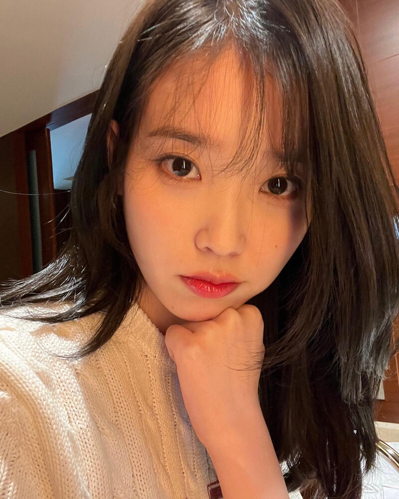 220628 IU Instagram Update documents 4