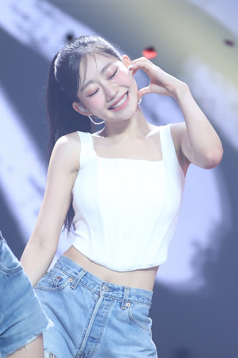 230726 KISS OF LIFE Julie - 'Shhh' at Show Champion documents 10