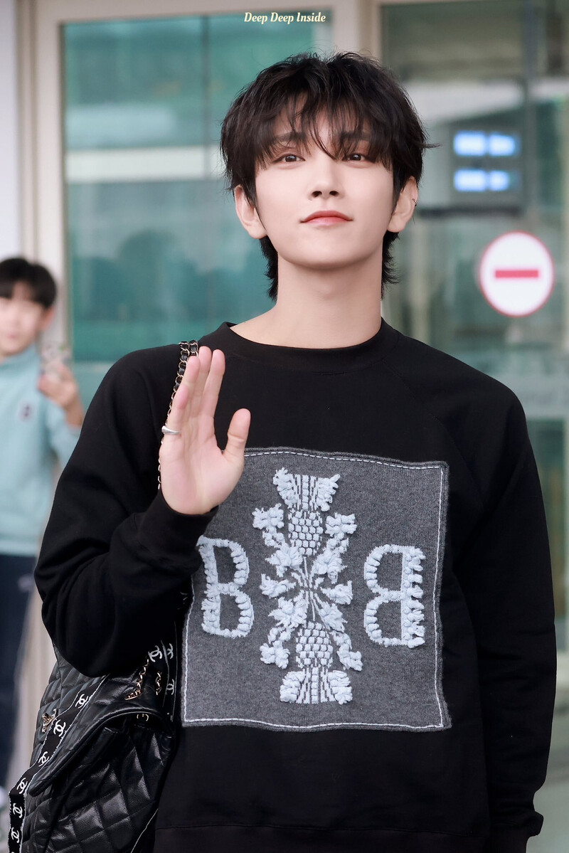 240222 SEVENTEEN Joshua at Incheon International Airport documents 3