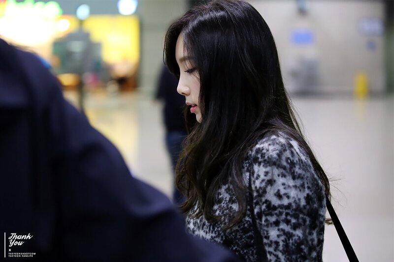 150105 Girls' Generation Taeyeon at Incheon Airport documents 8