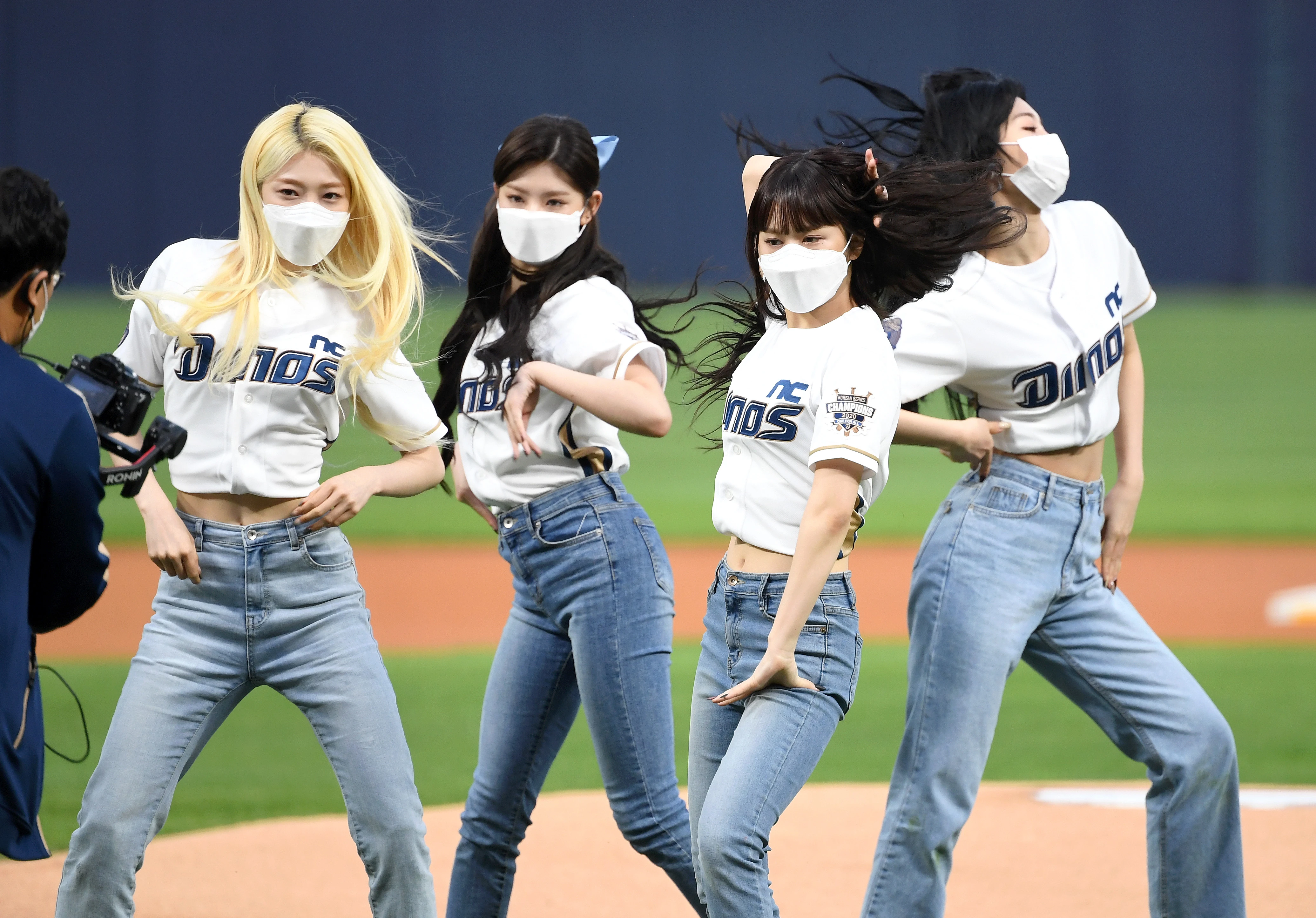 Yoo fam playing baseball #twice #itzy #nmixx #najeong #2yeon