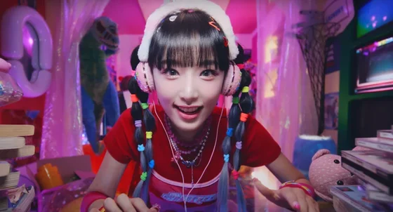 Yena Levels up Into a Video Game Character for “Smartphone” MV!