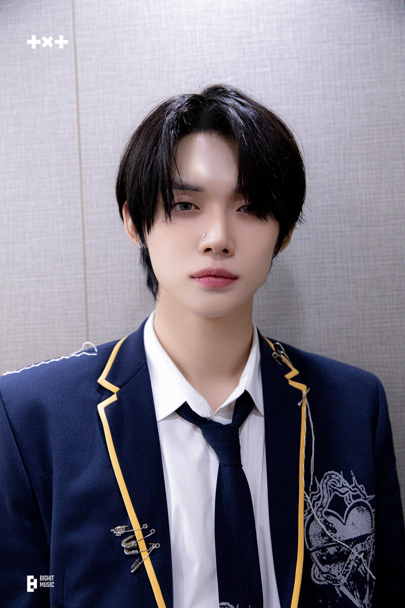 230317 TXT Weverse Update - 'Devil By The Window' Performance Photo Behind documents 15