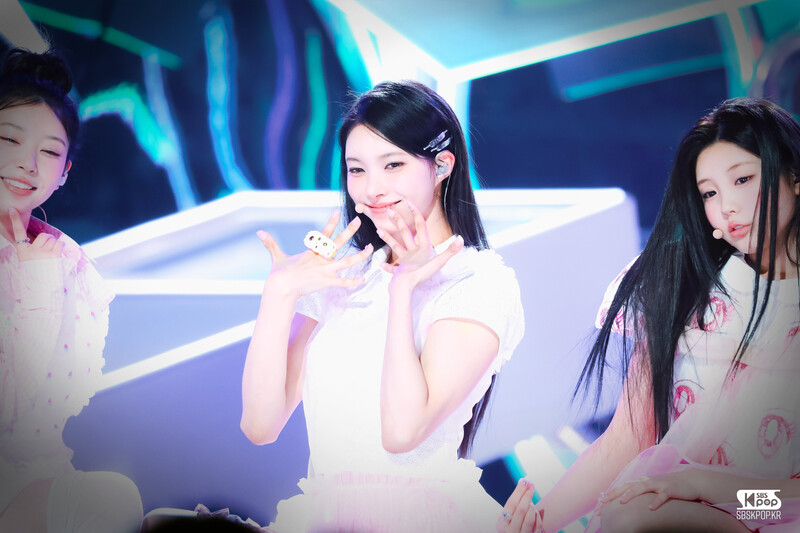 240331 ILLIT Yunah - ‘Magnetic’ at Inkigayo documents 3