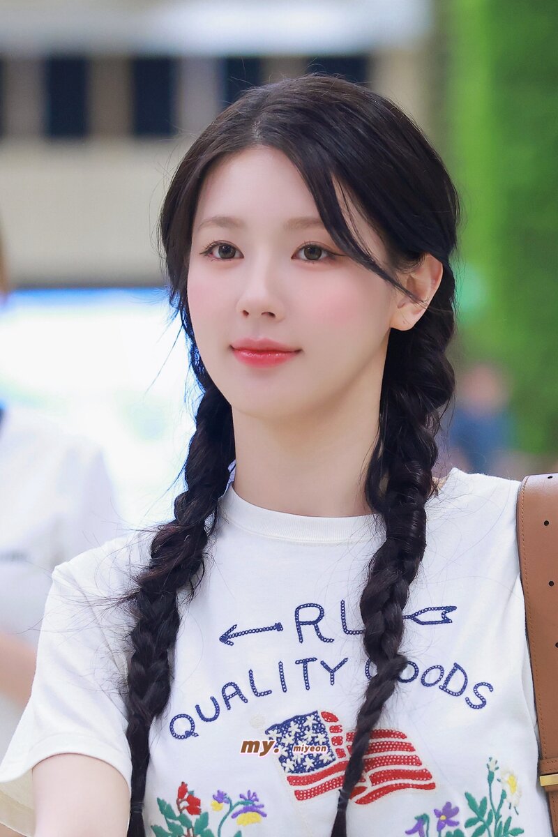240629 (G)I-DLE Miyeon at Gimpo International Airport documents 3