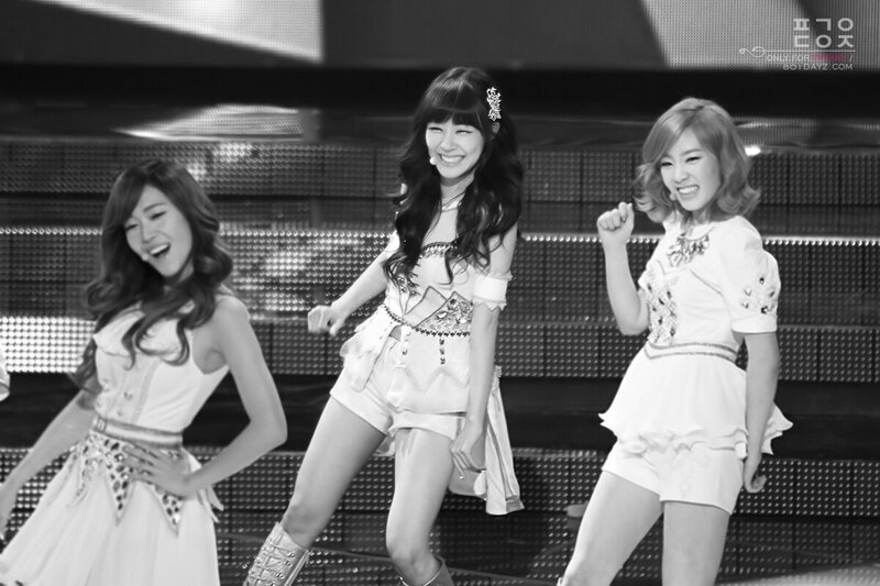 111224 Girls' Generation Tiffany at KBS Entertainment Awards documents 2
