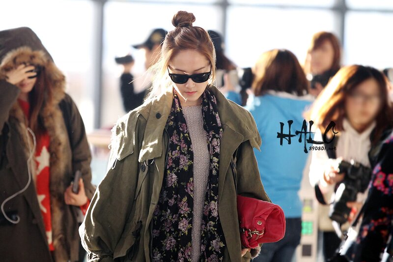 121113 Girls' Generation Jessica at Gimpo Airport documents 1