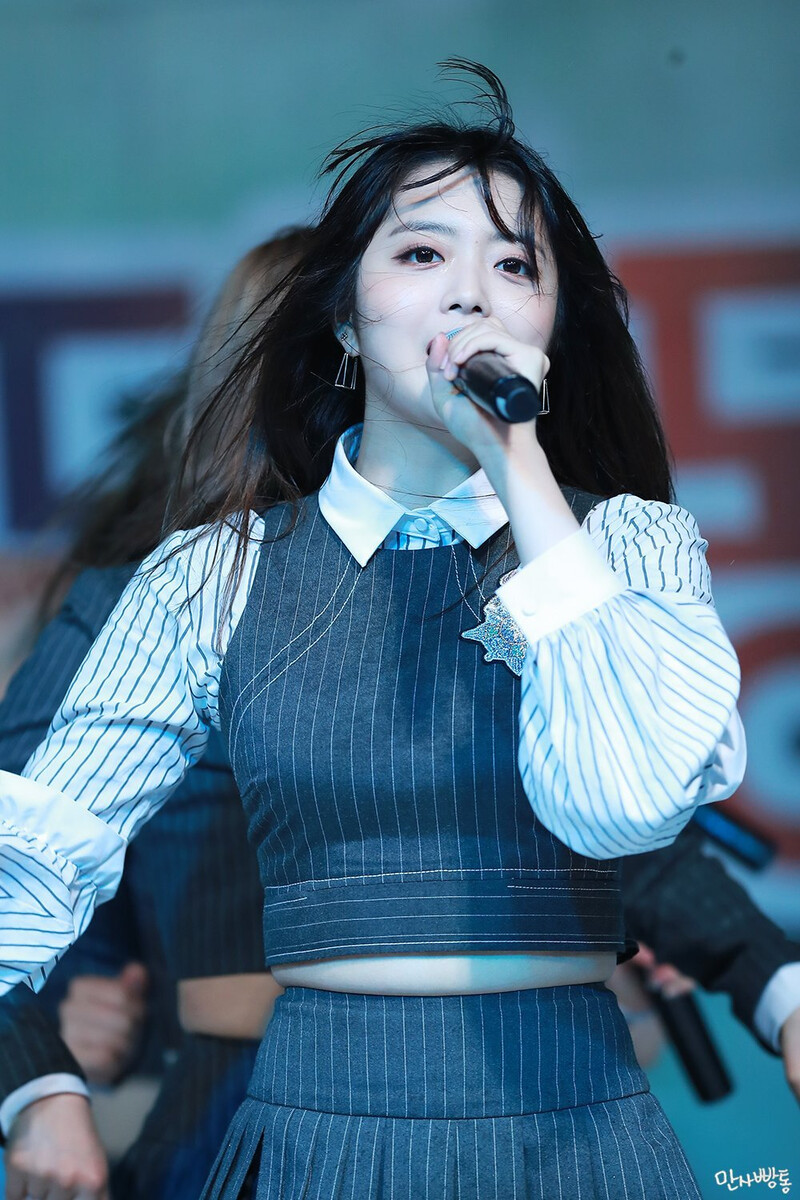 180517 Weki Meki Suyeon at Sunlin College Festival documents 2