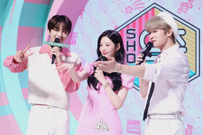 220806 Music Core MC's - Jungwoo, Lee Know & Minju | kpopping