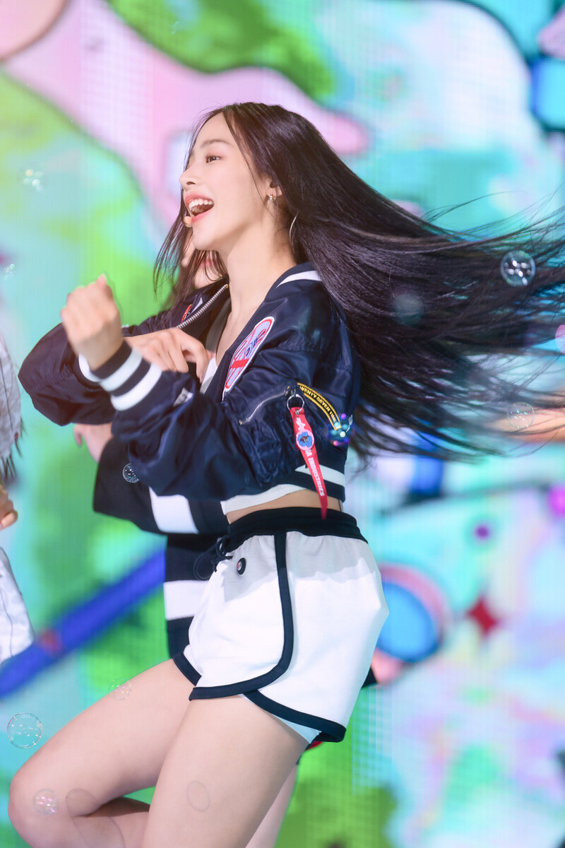 220807 NewJeans Minji 'Attention' at Inkigayo documents 25