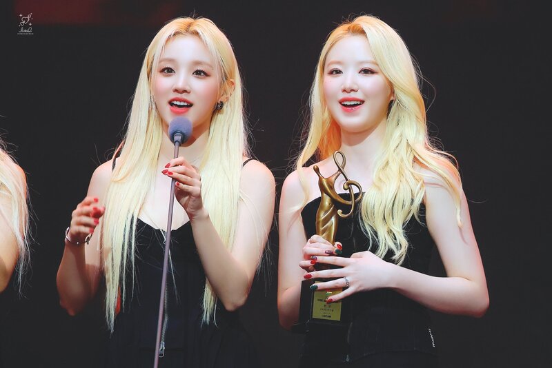 230119 (G)I-DLE Shuhua & Yuqi - 32nd Seoul Music Awards documents 1