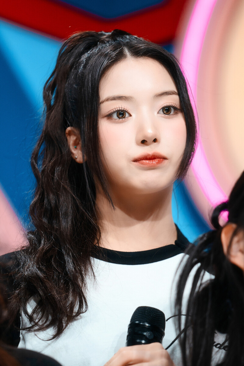 230326 NMIXX Jiwoo - 'Young, Dumb, Stupid' at Inkigayo documents 2