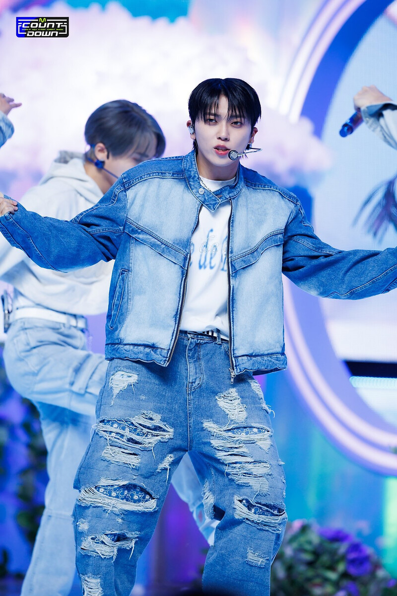 231012 ONF - 'Love Effect (바람이 분다)' at M COUNTDOWN documents 3