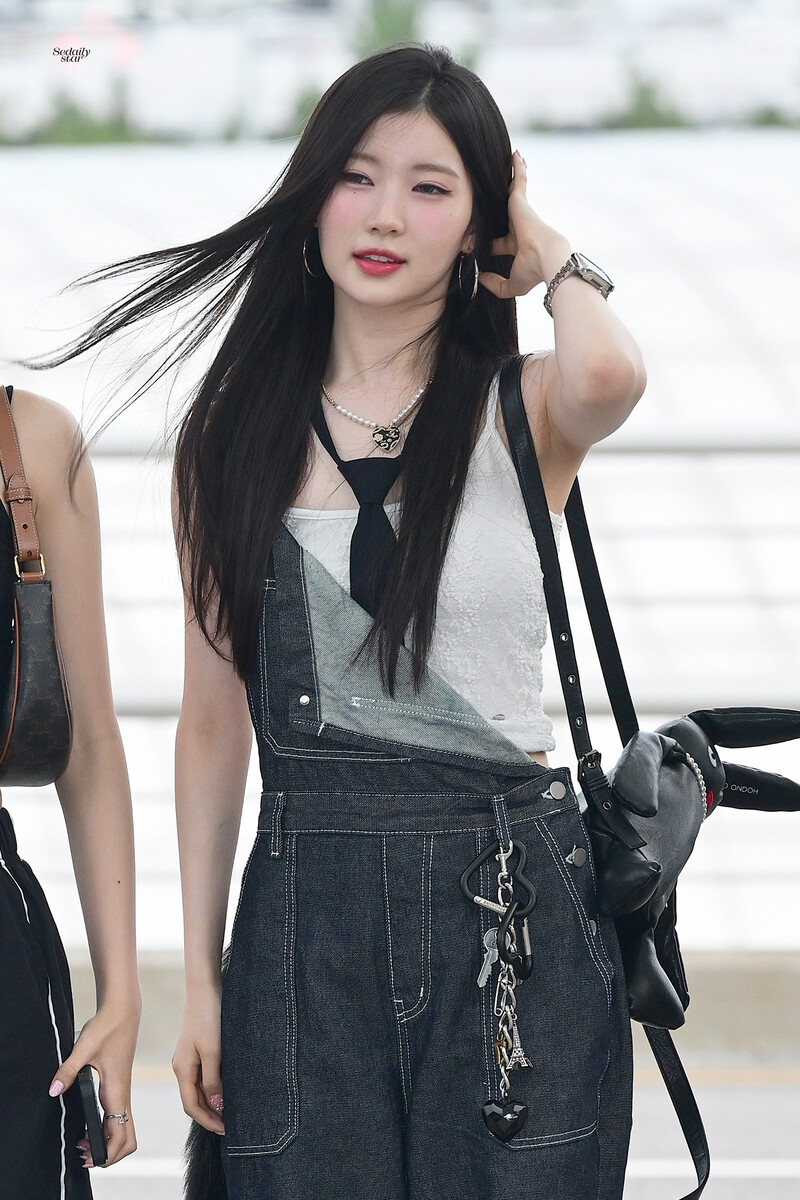 240729 BABYMONSTER Asa at Incheon International Airport documents 2