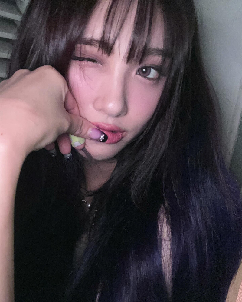 240804 EVERGLOW Aisha Instagram Update documents 1