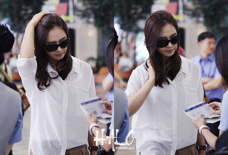 120621 Girls' Generation Yuri at Gimpo Airport documents 3