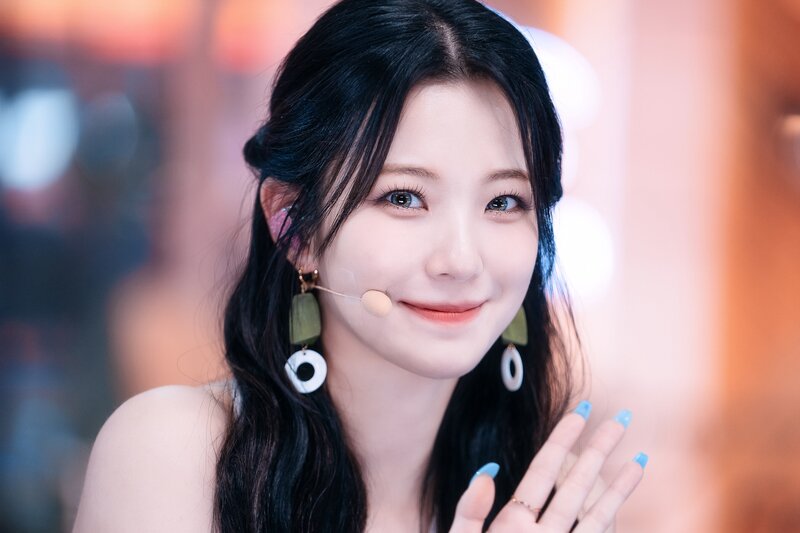 220703 fromis_9 Jiheon - 'Stay This Way' at Inkigayo documents 23