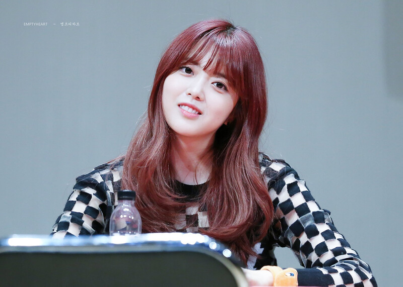 170916 Weki Meki Suyeon at 'WEME' Ilsan fansign documents 3