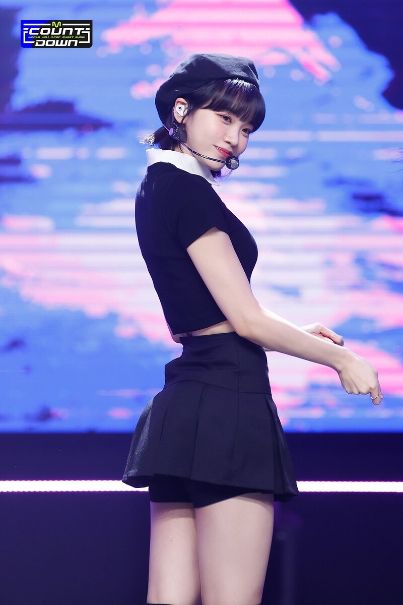 220505 LE SSERAFIM's Chaewon - 'Fearless' and 'Blue Flame' at M Countdown documents 15